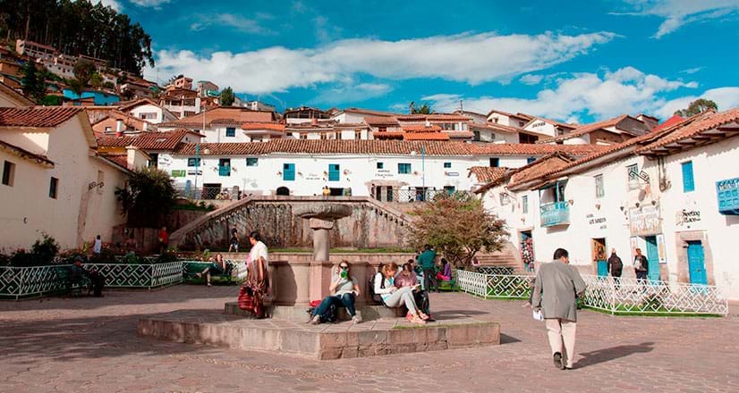 Vista de una plaza de Cusco